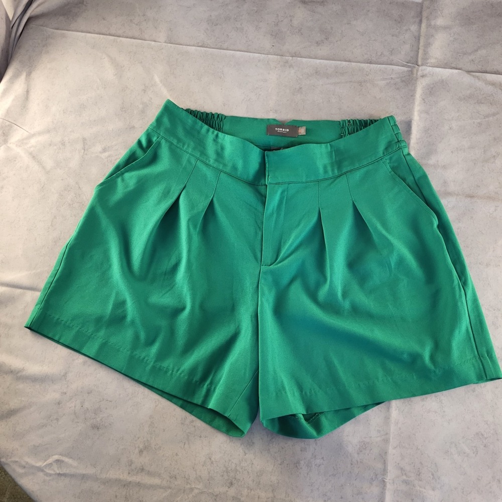 Torrid High Rise Women Size 12 Pleated Short Green Dressy